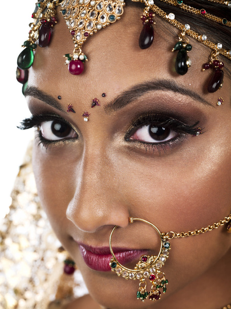 atractiva joven mujer vistiendo joyas de boda
 - Foto, Imagen