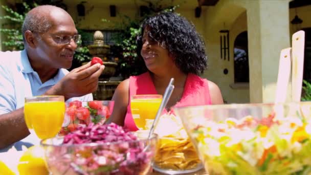 ανώτερος εθνοτικές ζευγάρι απολαμβάνοντας υγιές γεύμα - Πλάνα, βίντεο