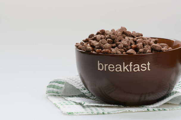 bolas de chocolate de cereales en cuenco
 - Foto, Imagen