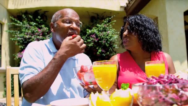 reife afrikanisch-amerikanische Paar gesundes Mittagessen - Filmmaterial, Video