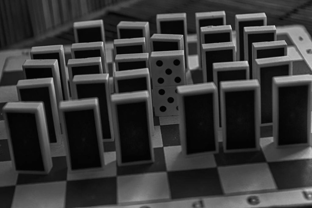 Domino stukken in een rij en een verschillende statnd, achterzijde, op t - Foto, afbeelding