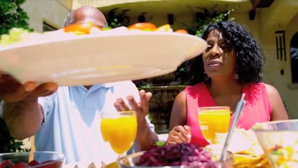 Старший афро-американських пара насолоджуючись здорового харчування - Кадри, відео