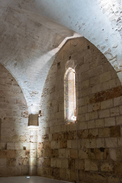 Fragment van de resten van de muren van de innerlijke zalen in de ruïnes van het fort in de oude stad van Akko in Israël - Foto, afbeelding