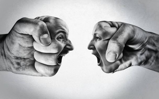 男性と女性の顔と 2 つの握りこぶしは、明るい背景に相互に衝突します。対立、競争、家族のけんかなどの概念。黒と白. - 写真・画像
