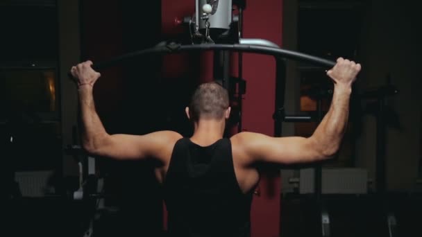 guy trains his shoulders on the simulator - Materiaali, video