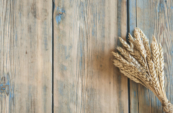 espigas de trigo sobre fondo de madera
 - Foto, imagen