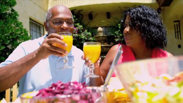 Afrikanisches amerikanisches Paar isst gesundes Mittagessen - Filmmaterial, Video