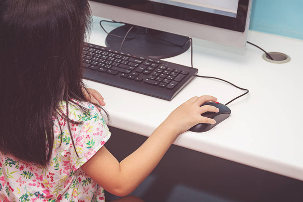 Mädchen spielt mit einem Computer - Foto, Bild