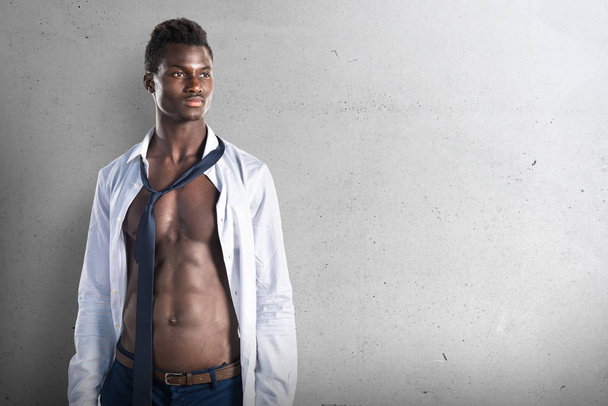 Красивий чорний чоловік з спортивним тілом на фактурному фоні
 - Фото, зображення