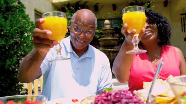 Senior afrikanisch-amerikanisches Paar genießt gesunde Mahlzeit - Filmmaterial, Video