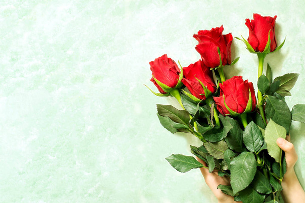 Kimppu punaisia ruusuja naisten käsissä
  - Valokuva, kuva