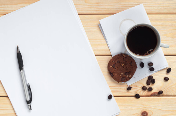 Koffie met koekjes en schoon papier  - Foto, afbeelding