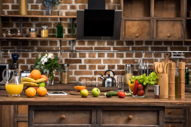 tableta digital, frutas y verduras frescas en la mesa de la cocina
 - Foto, imagen