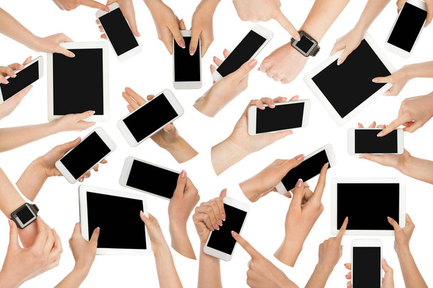 Mannelijke en vrouwelijke handen wijzen, smartphone en tablet - Foto, afbeelding