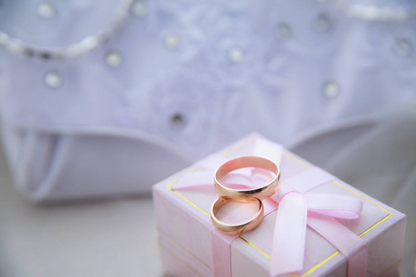 krásný box s zlaté snubní prsteny. Nabídka sňatku. Detailní záběr - Fotografie, Obrázek