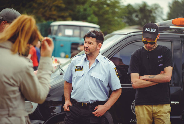 la police forme les gens à la sécurité et aux premiers soins dans le cadre de la journée de la sécurité à Kiev
 - Photo, image