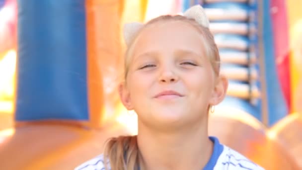 Kleines Mädchen auf einem aufblasbaren Sommerspielplatz - Filmmaterial, Video