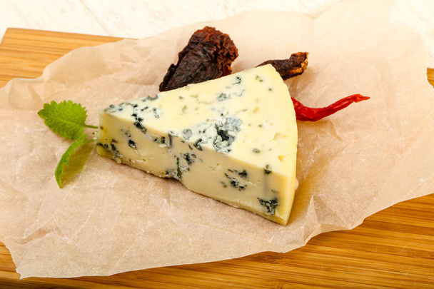 Plísňový sýr s mátou dřevěné pozadí - Fotografie, Obrázek