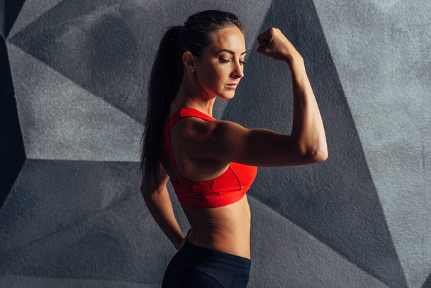 Ajuste de las mujeres posando y mostrando bíceps Deporte fitness
 - Foto, Imagen
