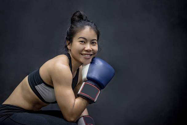 jeune femme asiatique posant avec des gants de boxe
 - Photo, image