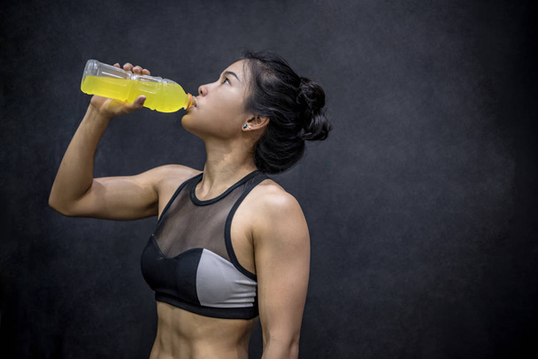 Jeune athlète asiatique femme boire une boisson sportive
 - Photo, image