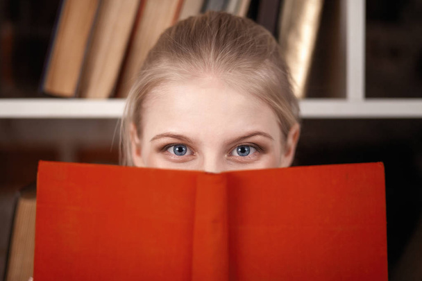 tiener meisje in een bibliotheek - Foto, afbeelding