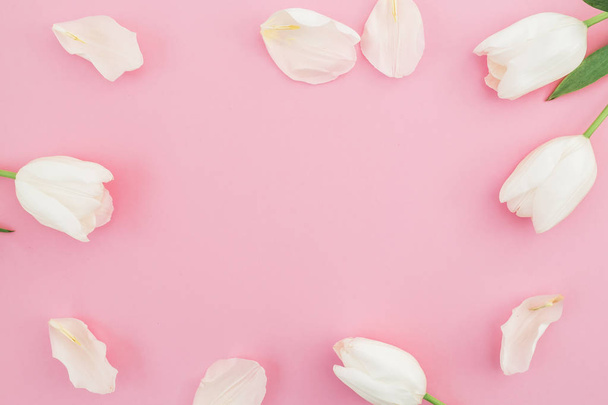 Цветочный состав с тюльпанами. Плоский, вид сверху
 - Фото, изображение