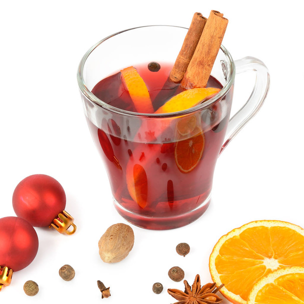 Hot red mulled wine isolated on white background with spices, or - Φωτογραφία, εικόνα