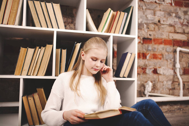 Teenage girl in a library - Zdjęcie, obraz