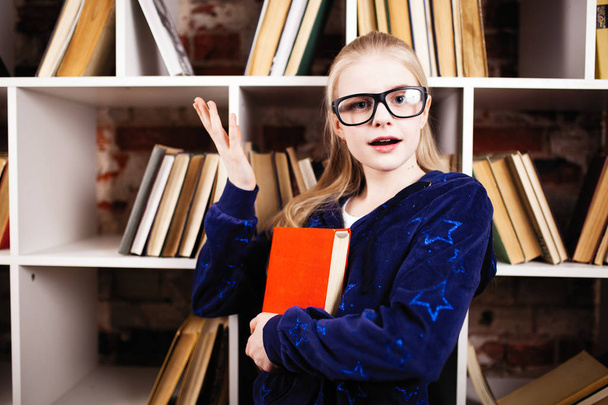 Teenager Mädchen in einer Bibliothek - Foto, Bild