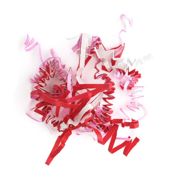 Rosafarbener und roter Konfettistrauß auf weißem Hintergrund. - Foto, Bild