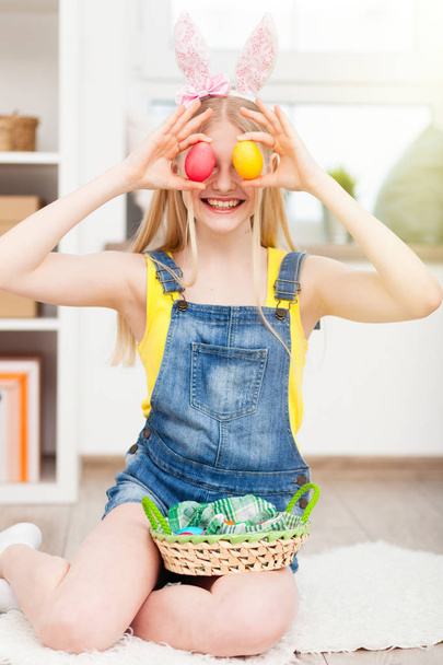 Adolescente tenant des œufs de Pâques
 - Photo, image
