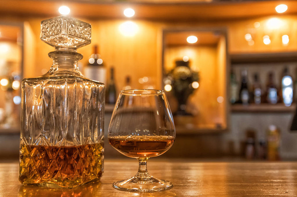 Bottiglia di whisky antico in cima al bancone del bar
. - Foto, immagini