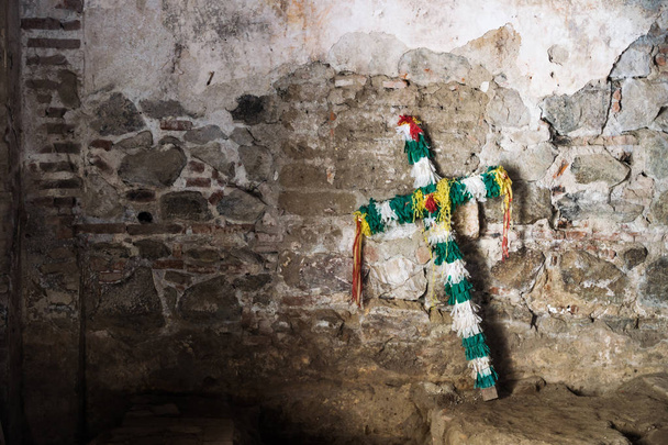 Σταυρός σε ένα σκοτεινό τάφο σε ντε Αντίγκουα Γουατεμάλα - Φωτογραφία, εικόνα
