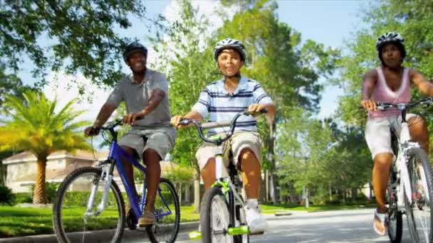 Fiatal etnikai családi kerékpározás együtt - Felvétel, videó