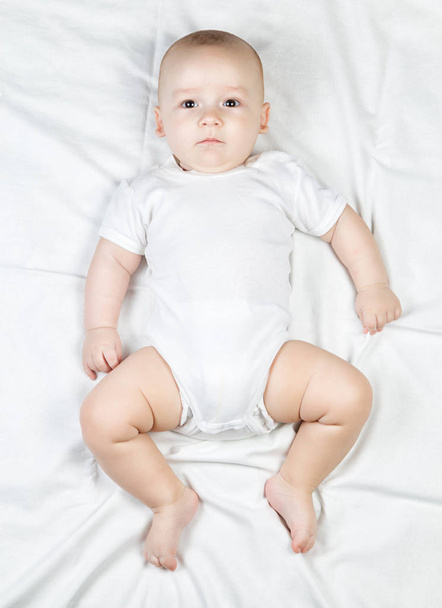 Serious lying five-month baby - Zdjęcie, obraz