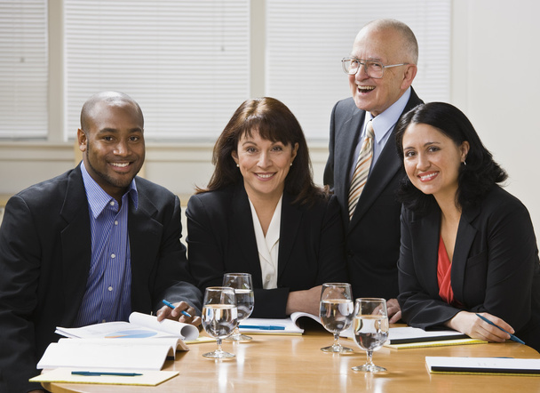 vier business werknemers glimlachen - Foto, afbeelding