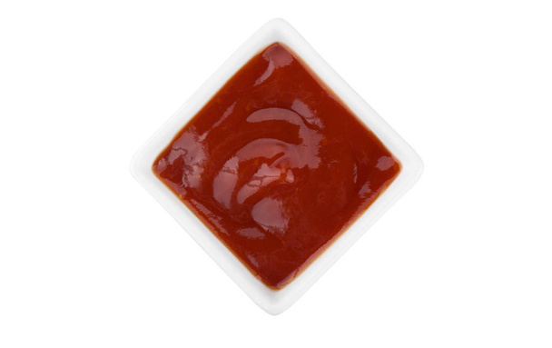 кетчуп або томатний соус в мисці ізольовані на білому фоні
 - Фото, зображення