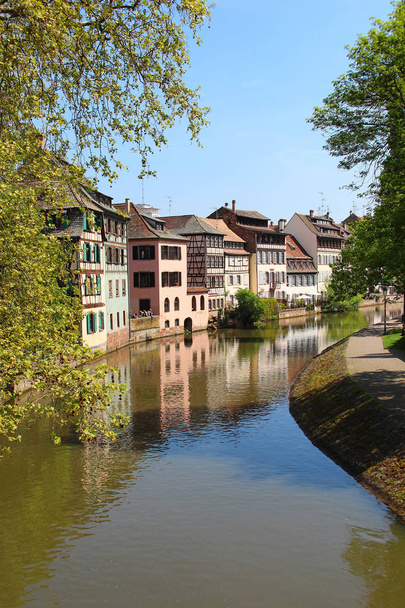 Kauniita vanhoja taloja Strasbourgissa, Ranskassa
 - Valokuva, kuva