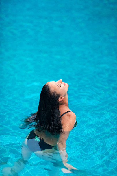 young brunette woman sunbathe swimming pool - Fotoğraf, Görsel