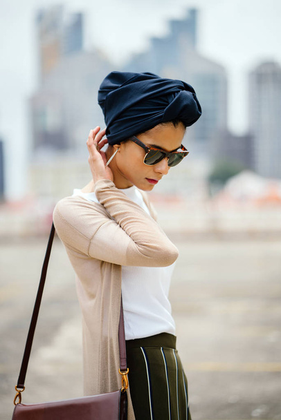 Portrait of a young Muslim woman (Islam) wearing a turban (headscarf, hijab). She is elegant, attractive and professionally dressed. - Foto, imagen