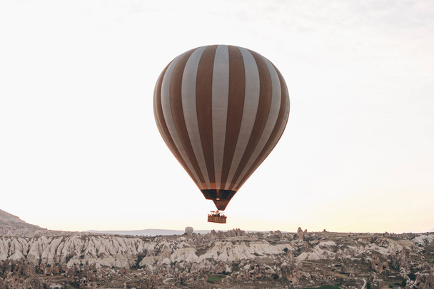 Vol en ballon. La célèbre attraction touristique de la Cappadoce est un vol aérien. La Cappadoce est connue dans le monde entier comme l'un des meilleurs endroits pour les vols avec des ballons. Cappadoce, Turquie
. - Photo, image