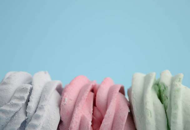 Σπιτικά γλυκά marshmallow. Λεπτή Zephyr σε ροζ φόντο. Μίνιμαλ φόντο - Φωτογραφία, εικόνα
