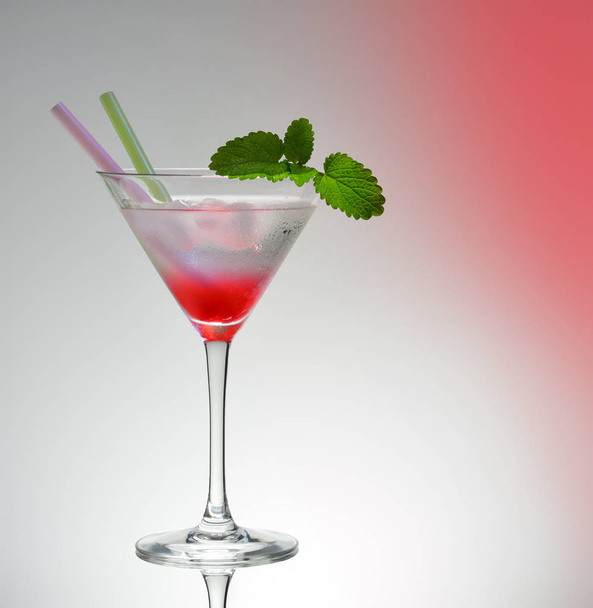Siirtymäkauden vaaleanpunainen martini juoma lasi 2 olkia
 - Valokuva, kuva