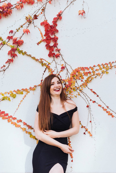 woman laughs, poses against the wall, enjoys  - Foto, afbeelding