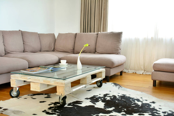mesa de centro palet en sala de estar moderna
 - Foto, imagen