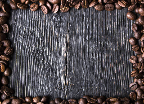 Grãos de café torrados na textura da madeira
 - Foto, Imagem