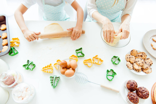 Eating event preparation friendship baker trust care support chr - 写真・画像