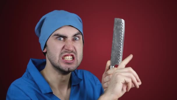 Rozzlobený šílený vousatý doktor s řeznickým nožem v pomalém pohybu - Záběry, video