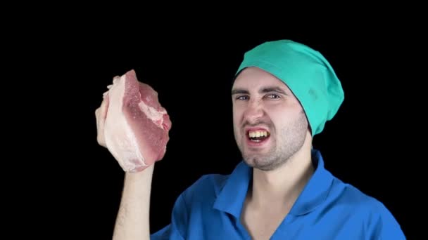 Zły lekarz Brodaty uderza kawałek mięsa w zwolnionym tempie - Materiał filmowy, wideo